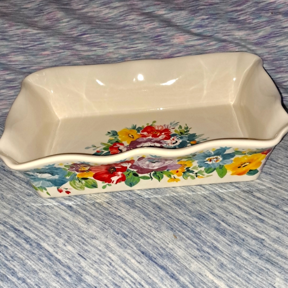 Cake pan with lid